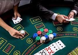 Pengguna di Indonesia membaca panduan gaming bertanggung jawab di platform hiburan